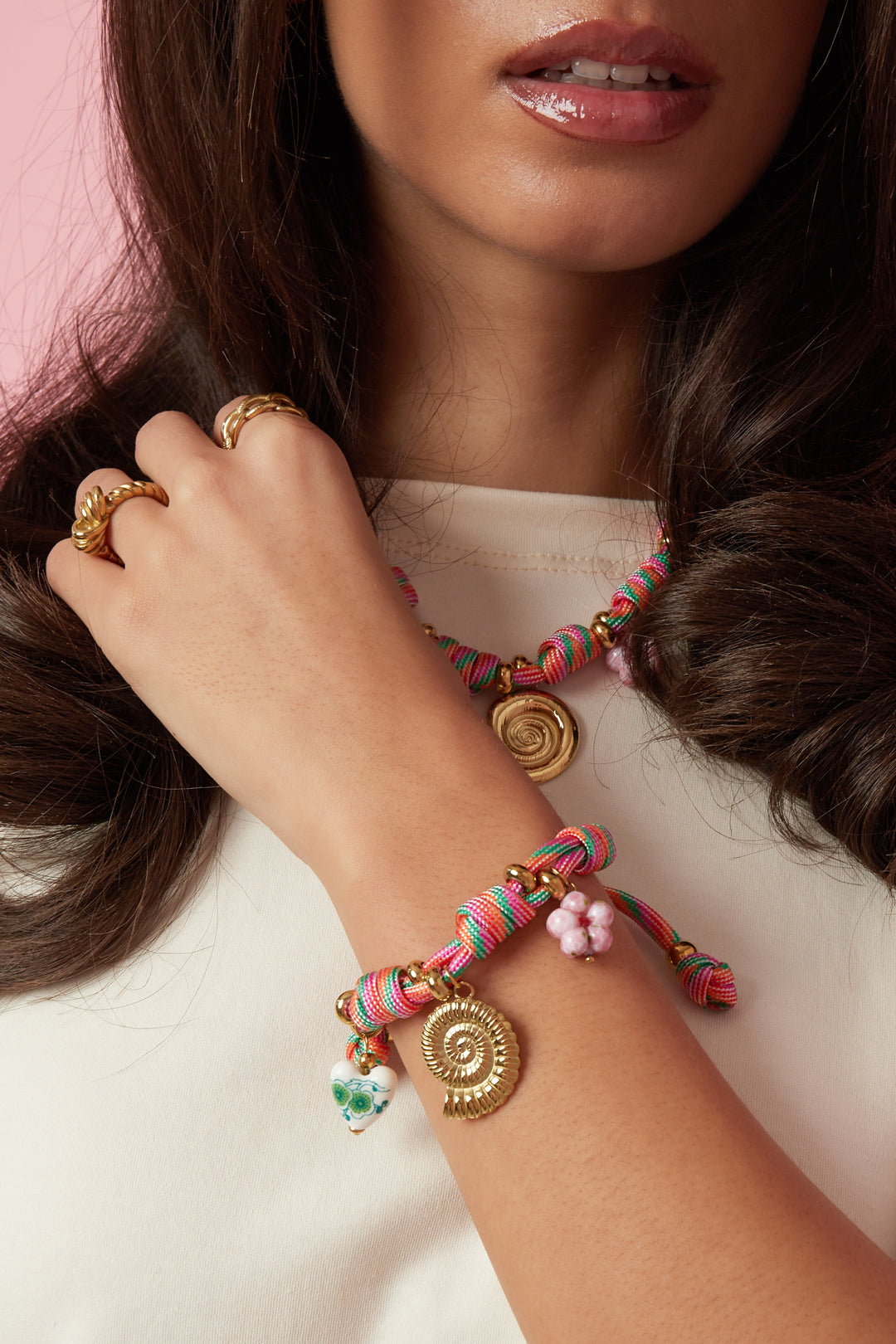 Touw armband met knopen en schelp charms