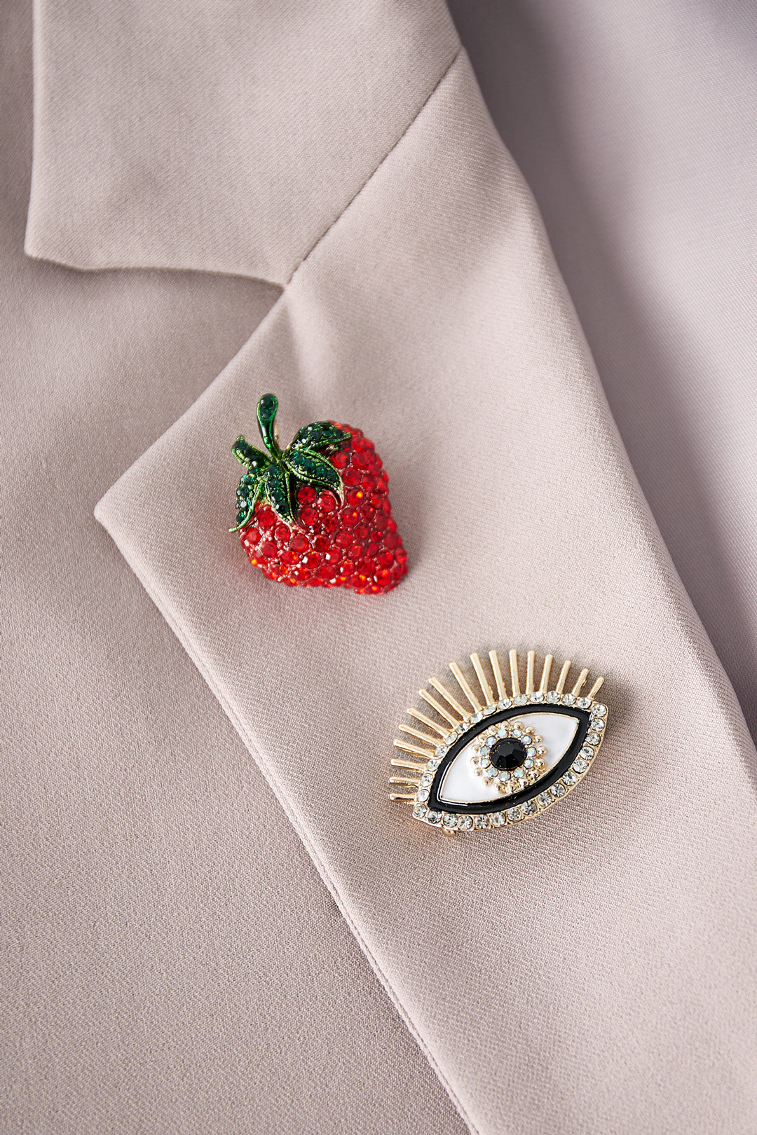 all eyes on you broche