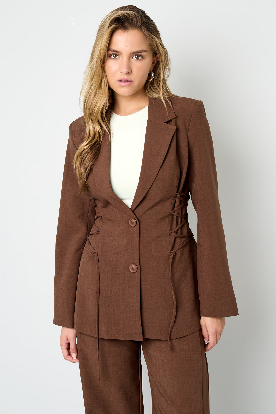 Getailleerde blazer met vetersluiting