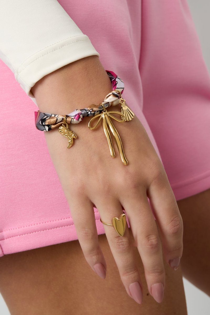 Armband met stoffen band en strikvormige hangerRojaluxe