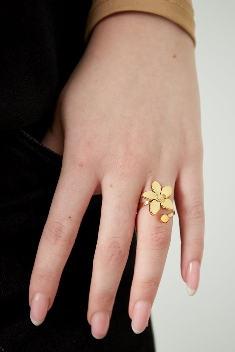 Blooming Twist RingRojaluxe