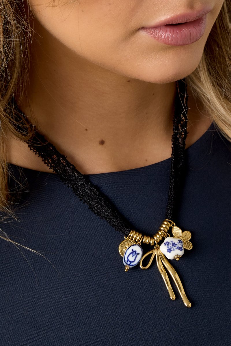 Choker met kanten band en gouden detailsRojaluxe