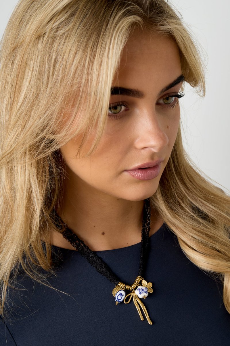 Choker met kanten band en gouden detailsRojaluxe