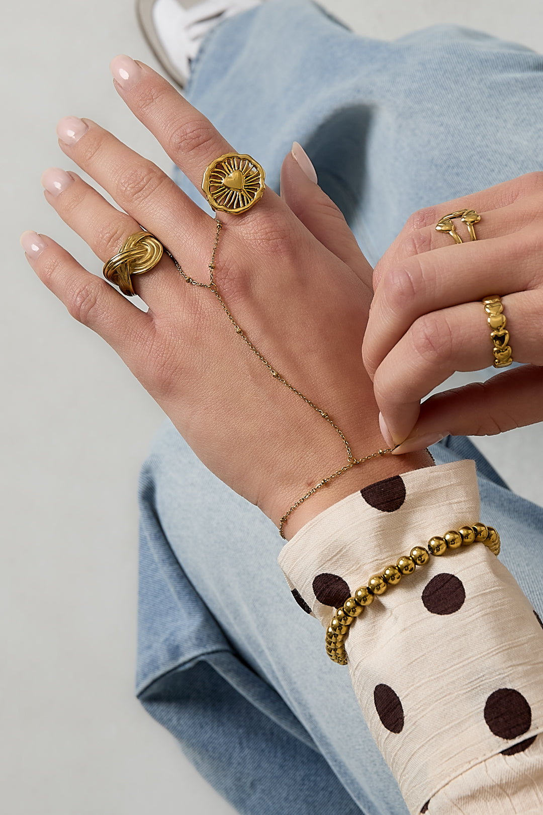 Hand chain met bolletjes details