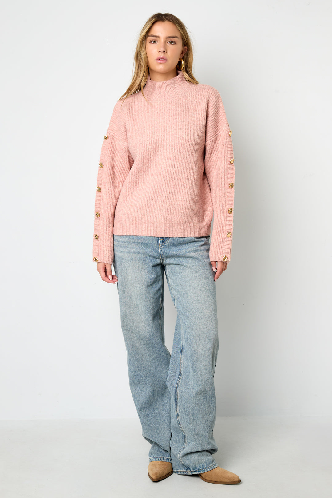 Trui met knopen op de mouwen