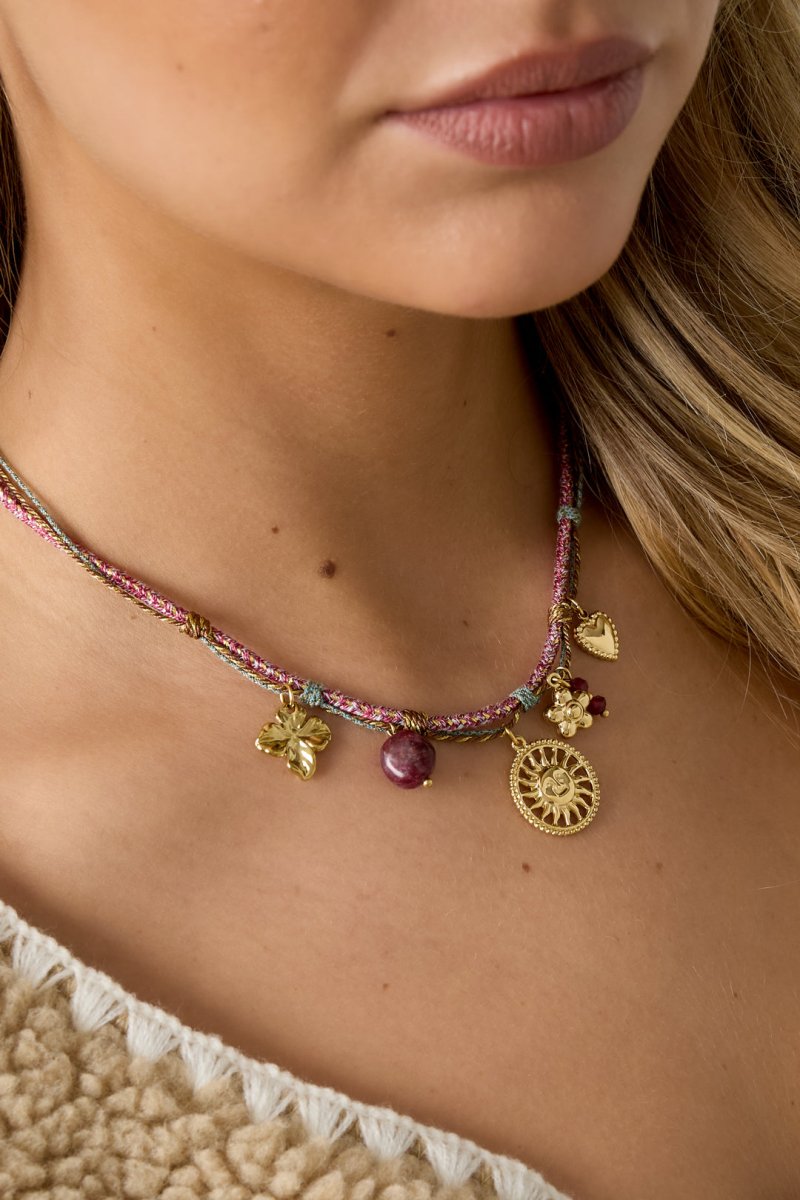 Ketting met zon hanger en bloemdetailsRojaluxe