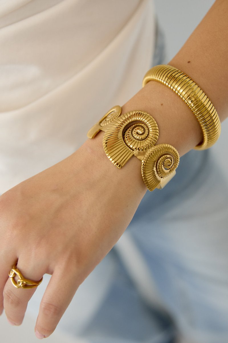Manchet statement armband met spiraalschelpenRojaluxe