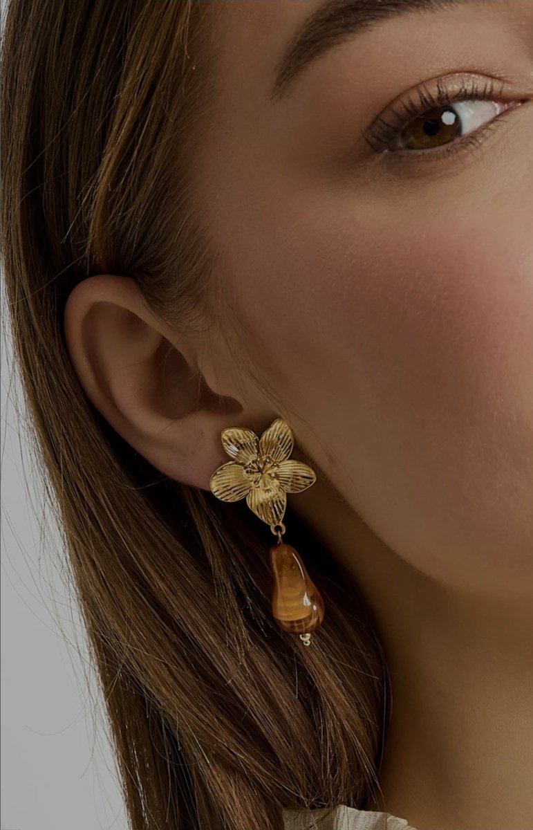 Oorbellen met bloemdetail en sierlijke hanger - 4 kleurenRojaluxe