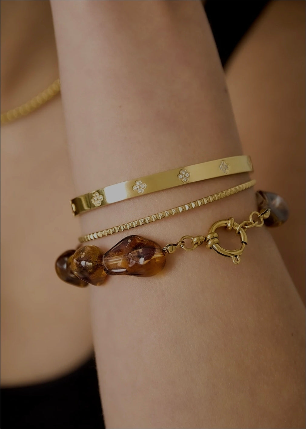 Armband met organische kralen en gouden sluiting