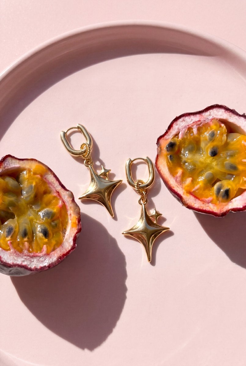 Squoval oorbellen met glinsterende ster hangerRojaluxe