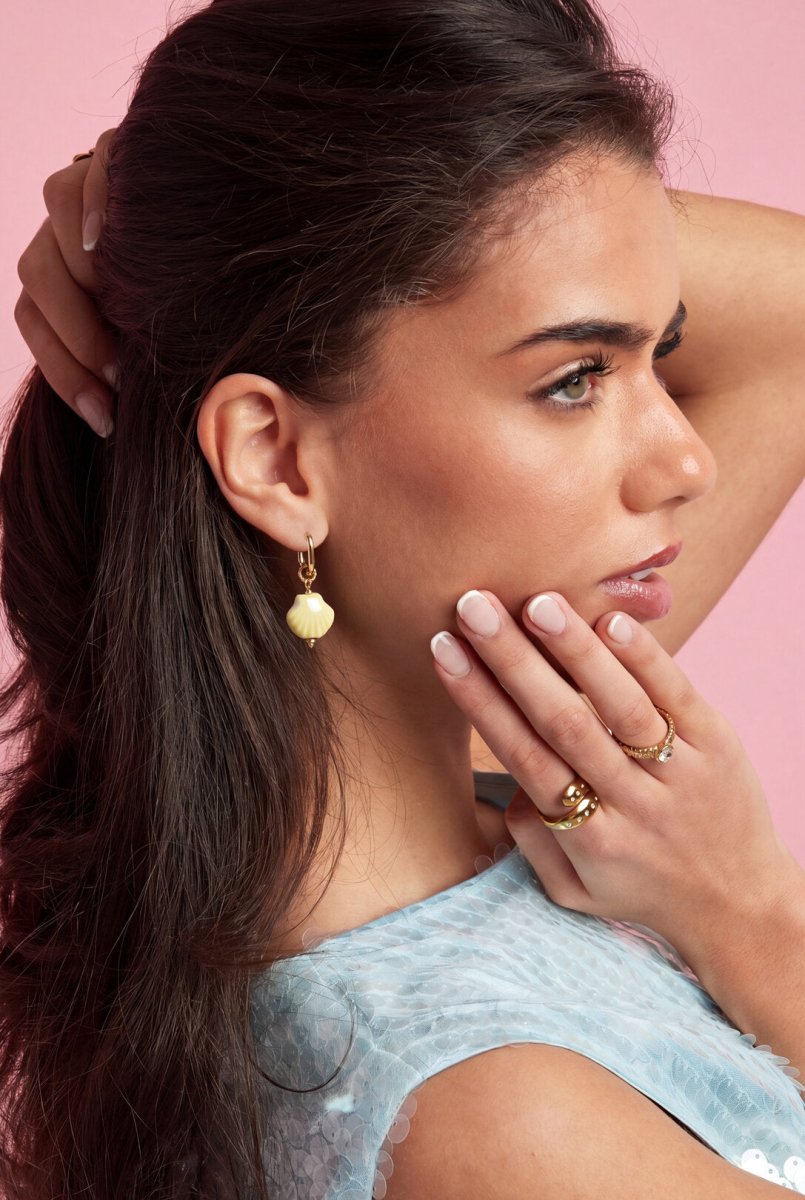 Squoval oorbellen met hangende schelpRojaluxe
